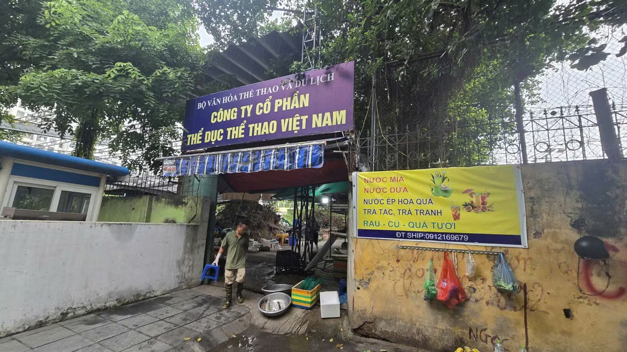 Trước các sai phạm kéo dài, UBND phường Thanh Xuân đã áp dụng đồng bộ nhiều biện pháp ngăn chặn nghiêm khắc theo quy định pháp luật. Ngày 30/7/2025, UBND phường ban hành Quyết định số 356/QĐ-UBND áp dụng biện pháp yêu cầu ngừng cung cấp dịch vụ điện, nước đối với công trình vi phạm tại đây. Trên cơ sở đó, Công ty cổ phần VIWACO đã ngừng cung cấp dịch vụ nước từ ngày 07/8/2025 và Công ty Điện lực Hà Đông ngừng cung cấp dịch vụ điện từ ngày 02/10/2025. Khu 'đất vàng' biến tướng thành bãi gửi xe và chợ cóc - Ảnh 7.