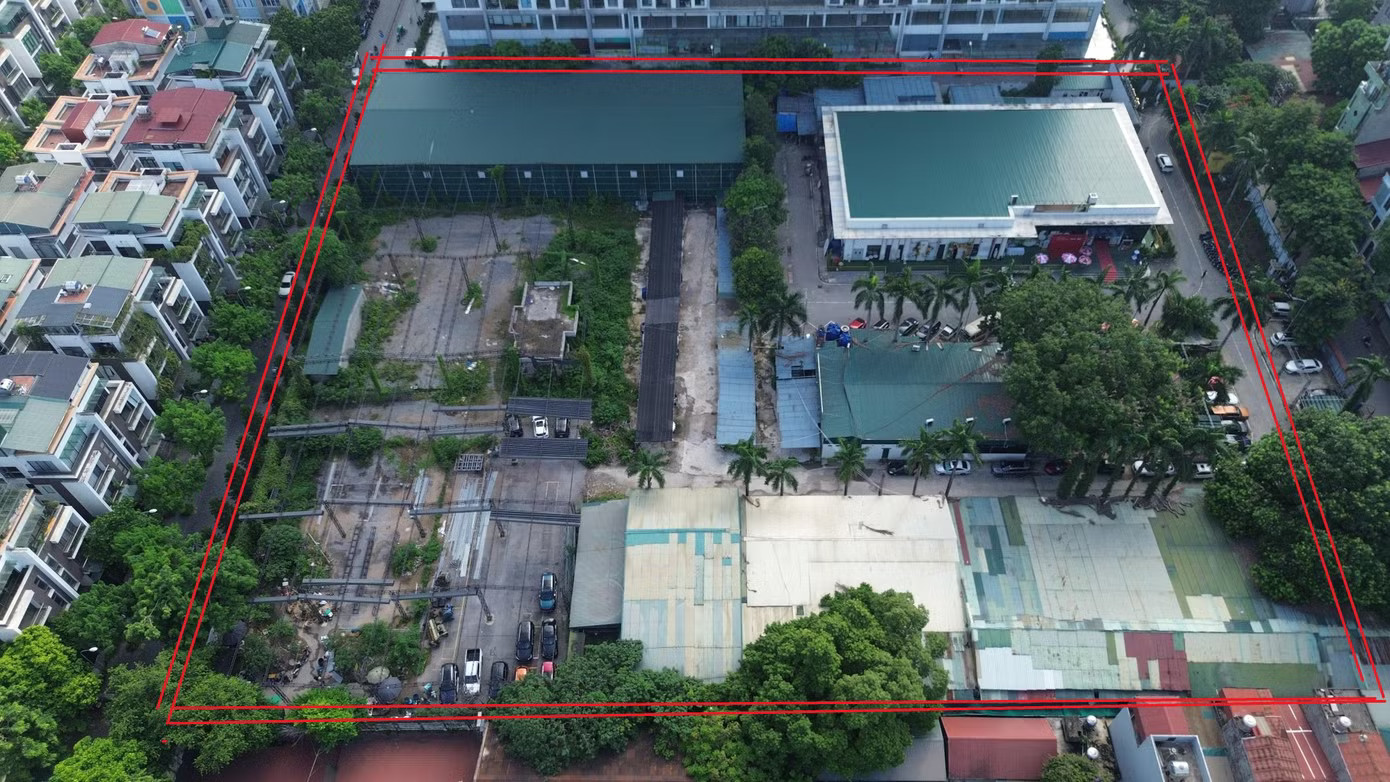 Khu đất tại địa chỉ số 181 Nguyễn Huy Tưởng, phường Thanh Xuân, Hà Nội có diện tích rộng hơn 1,6 ha (khoảng 16.000 m²). Khu đất này hiện do Công ty cổ phần Thể dục Thể thao Việt Nam (Vinasport) quản lý và sử dụng. Khu 'đất vàng' biến tướng thành bãi gửi xe và chợ cóc - Ảnh 1.