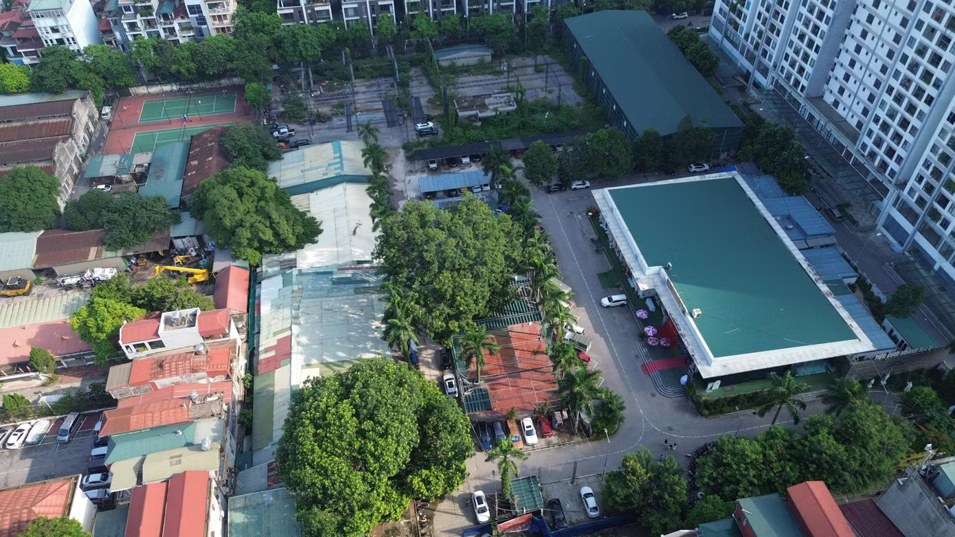 Thông tin về những sai phạm tại khu đất 181 Nguyễn Huy Tưởng, ông Nguyễn Duy Lâm, Phó Trưởng phòng Kinh tế, Hạ tầng và Đô thị, UBND phường Thanh Xuân khẳng định, việc sử dụng đất dự án sai mục đích đơn vị đã tham mưu UBND phường kiểm tra, lập biên bản đình chỉ và buộc tháo dỡ công trình xây dựng phát sinh. Khu 'đất vàng' biến tướng thành bãi gửi xe và chợ cóc - Ảnh 8.