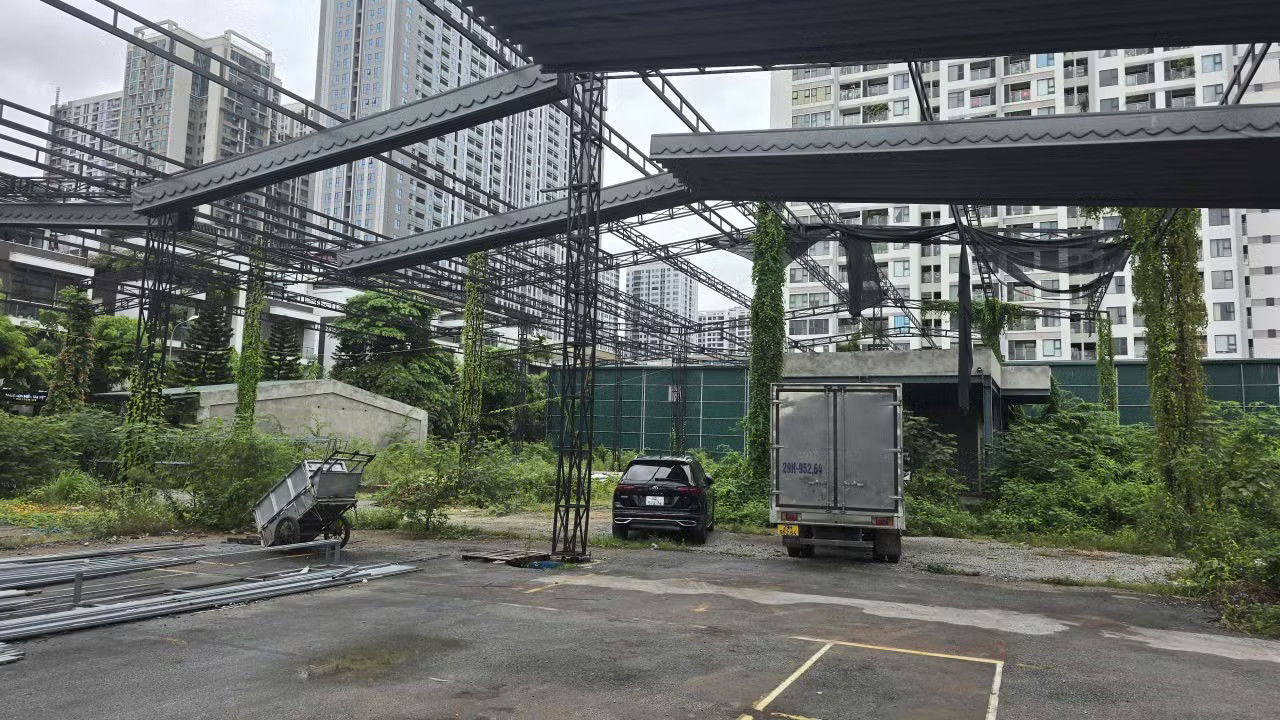 Một phần diện tích khu đất hiện vẫn tồn tại nhiều hạng mục quán bia chưa được tháo dỡ, di dời. Khu 'đất vàng' biến tướng thành bãi gửi xe và chợ cóc - Ảnh 4.
