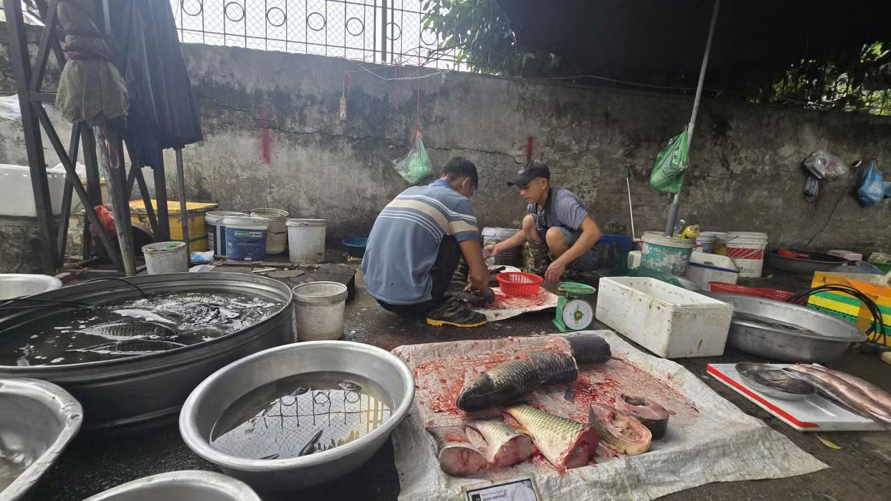 Tại đây, các hoạt động buôn bán được tổ chức công khai, đặc biệt là một số sạp kinh doanh thực phẩm tươi sống hoạt động xả thải trực tiếp, gây ảnh hưởng nghiêm trọng đến công tác đảm bảo vệ sinh môi trường khu vực. Khu 'đất vàng' biến tướng thành bãi gửi xe và chợ cóc - Ảnh 6.