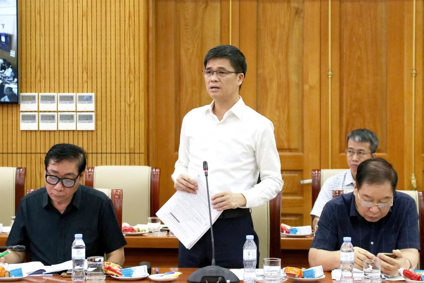 Ông Ngọ Duy Hiểu, Phó Chủ tịch thường trực Tổng liên đoàn Lao động Việt Nam. Bảo vệ, tạp vụ, lái xe công nghệ cần được quan tâm về nhu cầu thuê nhà - Ảnh 3.