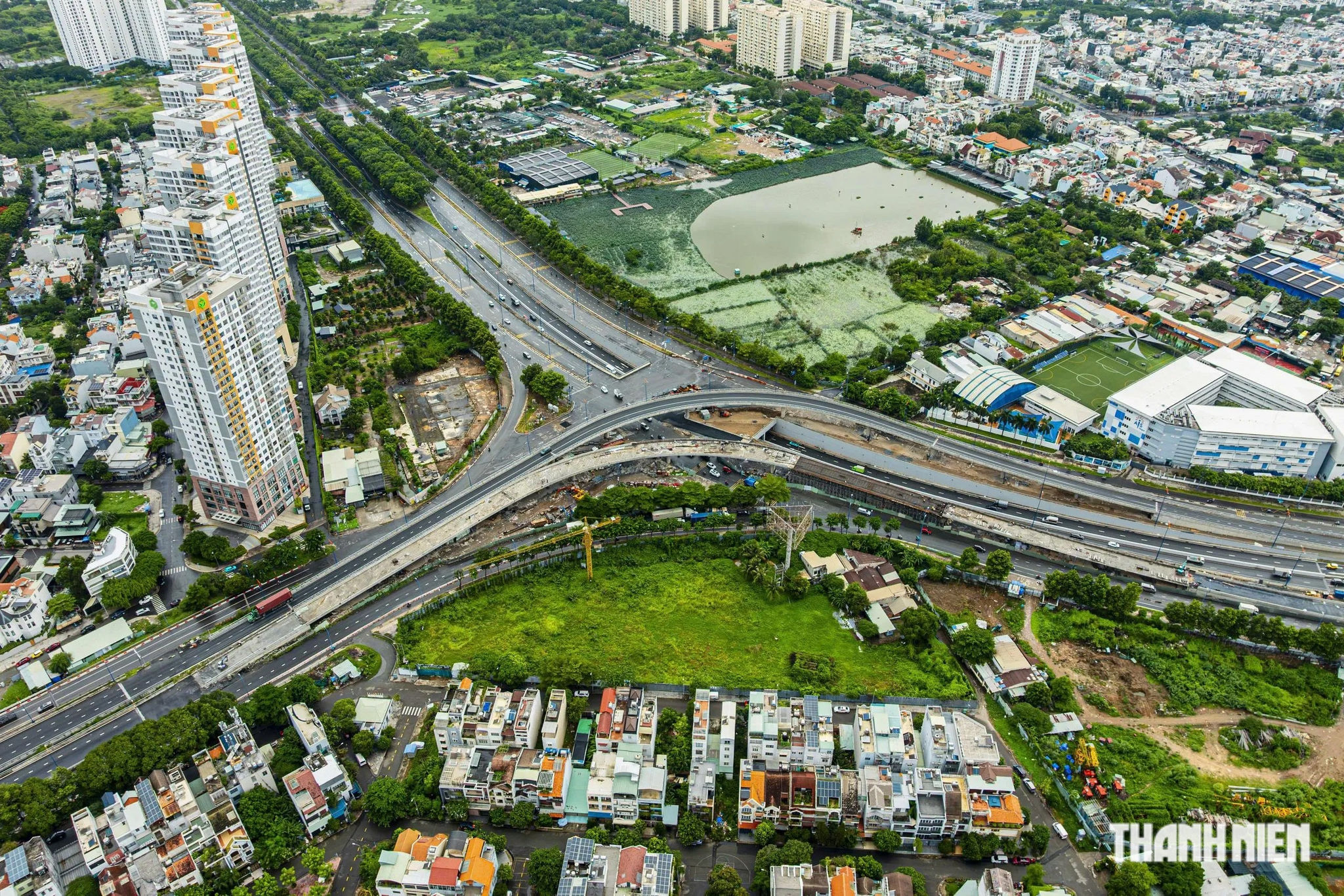 Chỉ 15 ngày nữa, một nhánh cầu vượt trên nút giao 3 tầng lớn nhất TP. HCM sẽ chính thức thông xe - Ảnh 1.