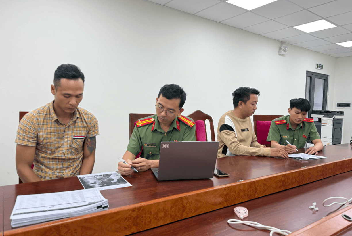 Tạm giữ hình sự Nguyễn Đức Khoa SN 1981, tịch thu hơn 5.000 trang tài liệu liên quan đến giao dịch gần 10 tỷ đồng trong thời gian từ 1/6-2/7 - Ảnh 1.