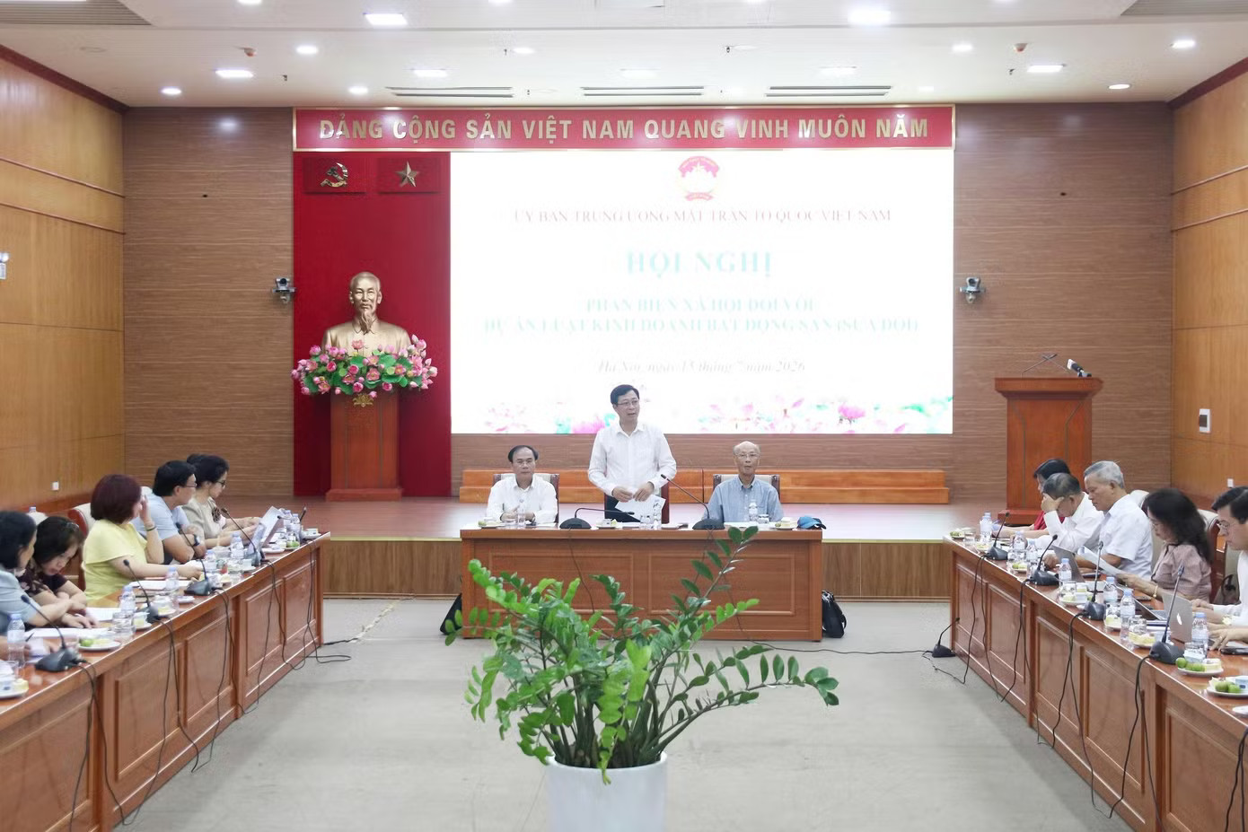 Quang cảnh hội nghị. Ảnh: T.Đ. Chuyên gia cảnh báo bài học từ chung cư HH Linh Đàm khi góp ý sửa Luật Kinh doanh BĐS - Ảnh 1.