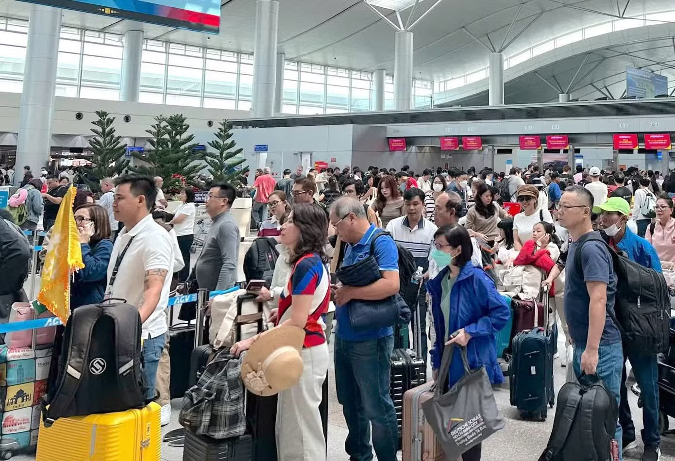 Hành khách tại sân bay Tân Sơn Nhất trong dịp cao điểm Tết Nguyên đán 2026. Sẽ có 2 ga metro ngầm trong sân bay Tân Sơn Nhất - Ảnh 2.