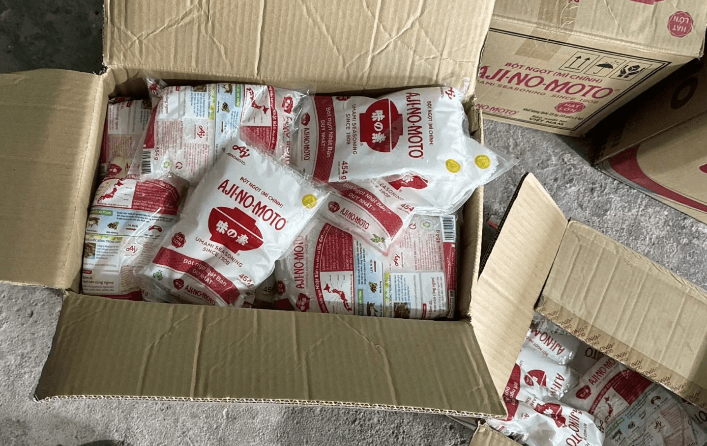 Tịch thu 149kg bột ngọt, 52kg hạt nêm, 547kg bột giặt, hơn 160kg nguyên liệu cùng lượng lớn bao bì, tem nhãn: Khởi tố vợ chồng Chu Văn Thanh SN 1976 và đồng bọn - Ảnh 4.