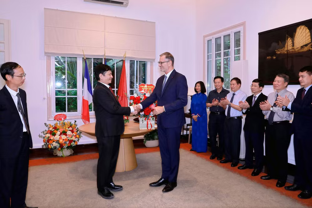 Đại sứ Pháp tại Việt Nam Olivier Brochet chúc mừng Giáo sư, Tiến sĩ Lê Danh Tuyên nhận Huân chương Công trạng quốc gia. huan-chuong-2.jpg