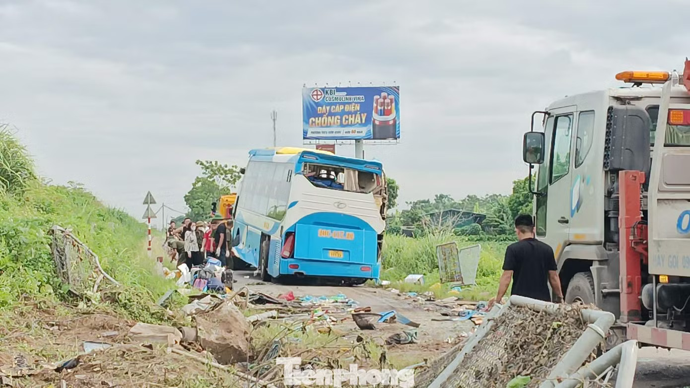 Hiện trường vụ xe khách lao khỏi cao tốc khiến 4 người tử vong, nhiều người bị thương - Ảnh 4.