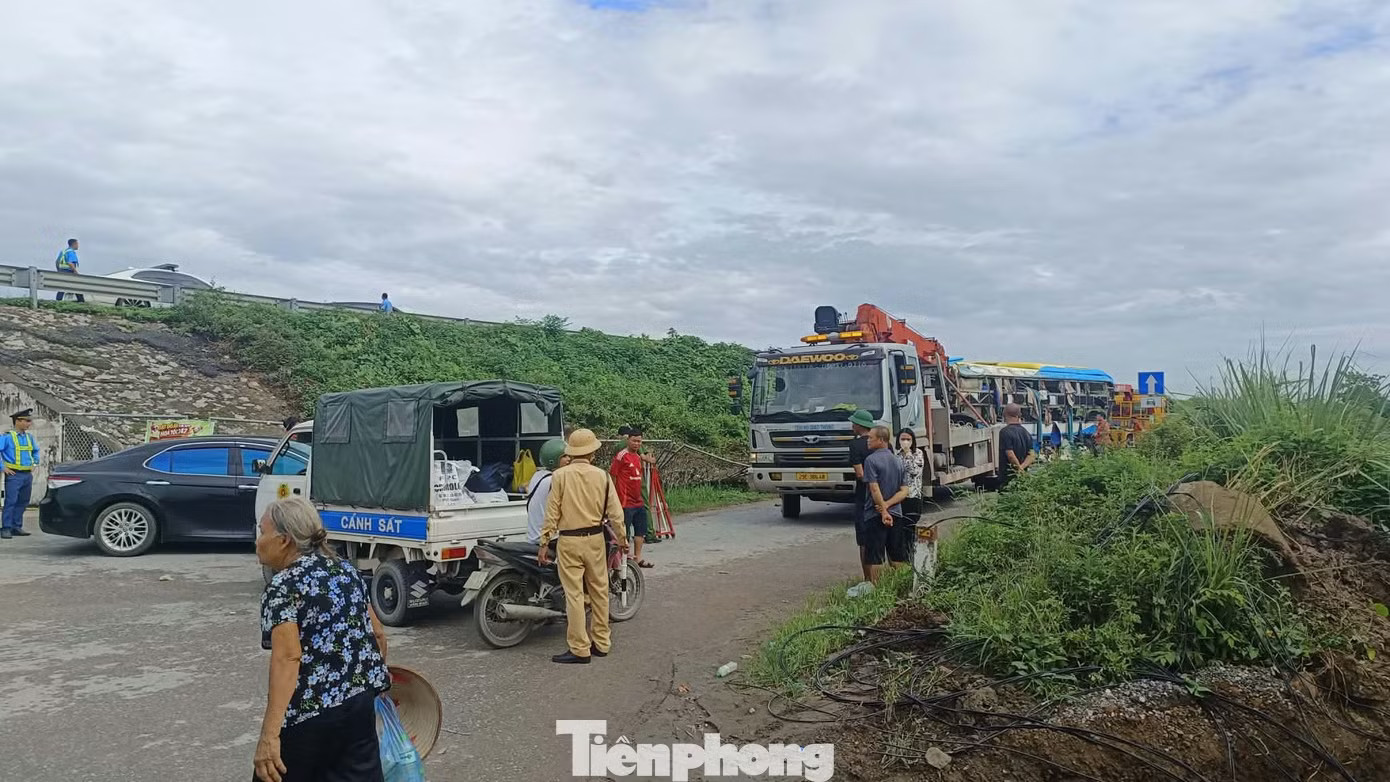 Hiện trường vụ xe khách lao khỏi cao tốc khiến 4 người tử vong, nhiều người bị thương - Ảnh 6.