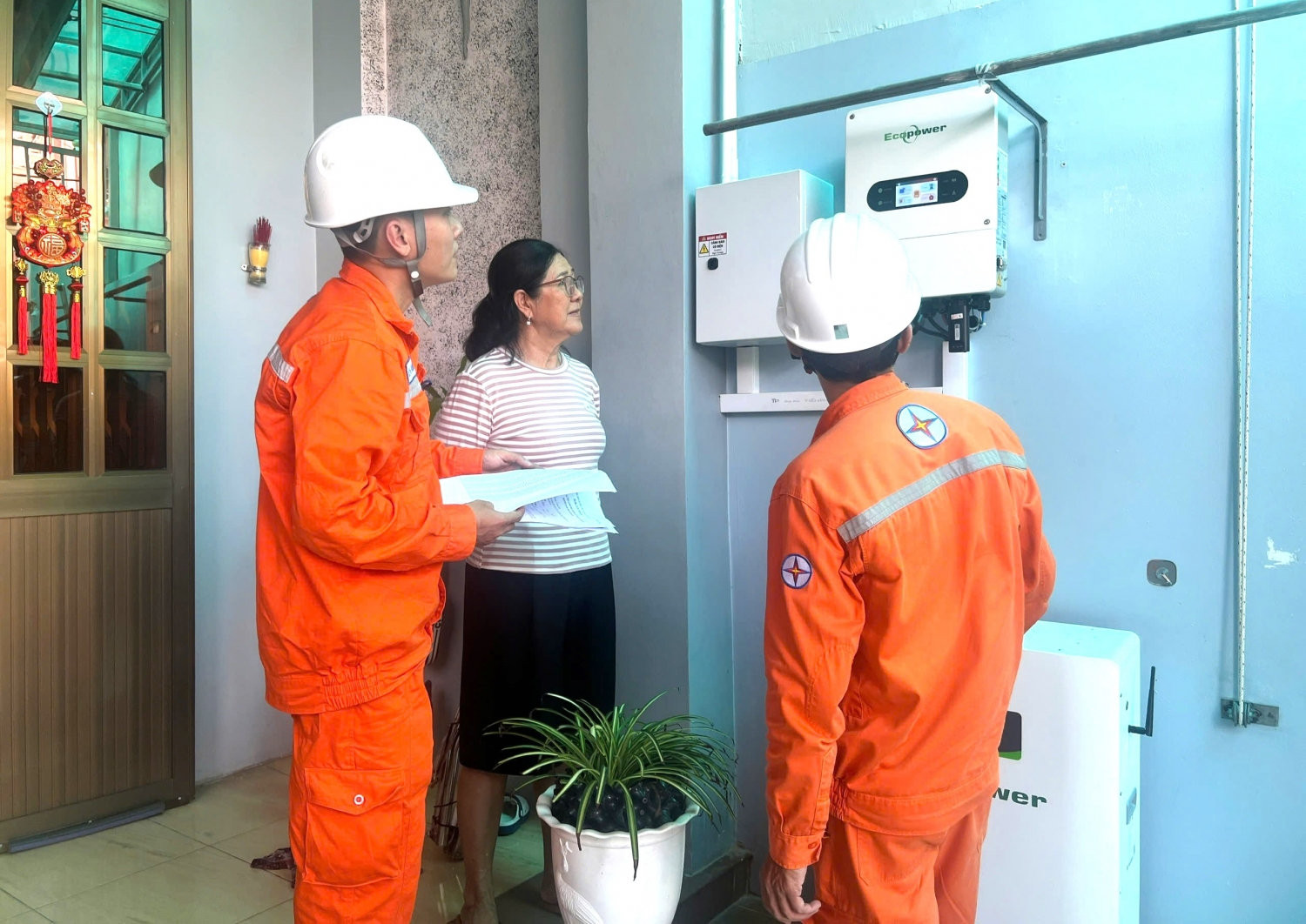 EVNHCMC cảnh báo thủ đoạn giả danh nhân viên điện lực để lừa đảo thu phí thay công tơ. Ảnh minh họa