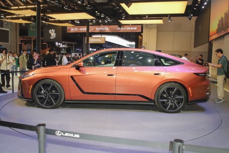 Lexus ES 2026 với ngôn ngữ thiết kế mới