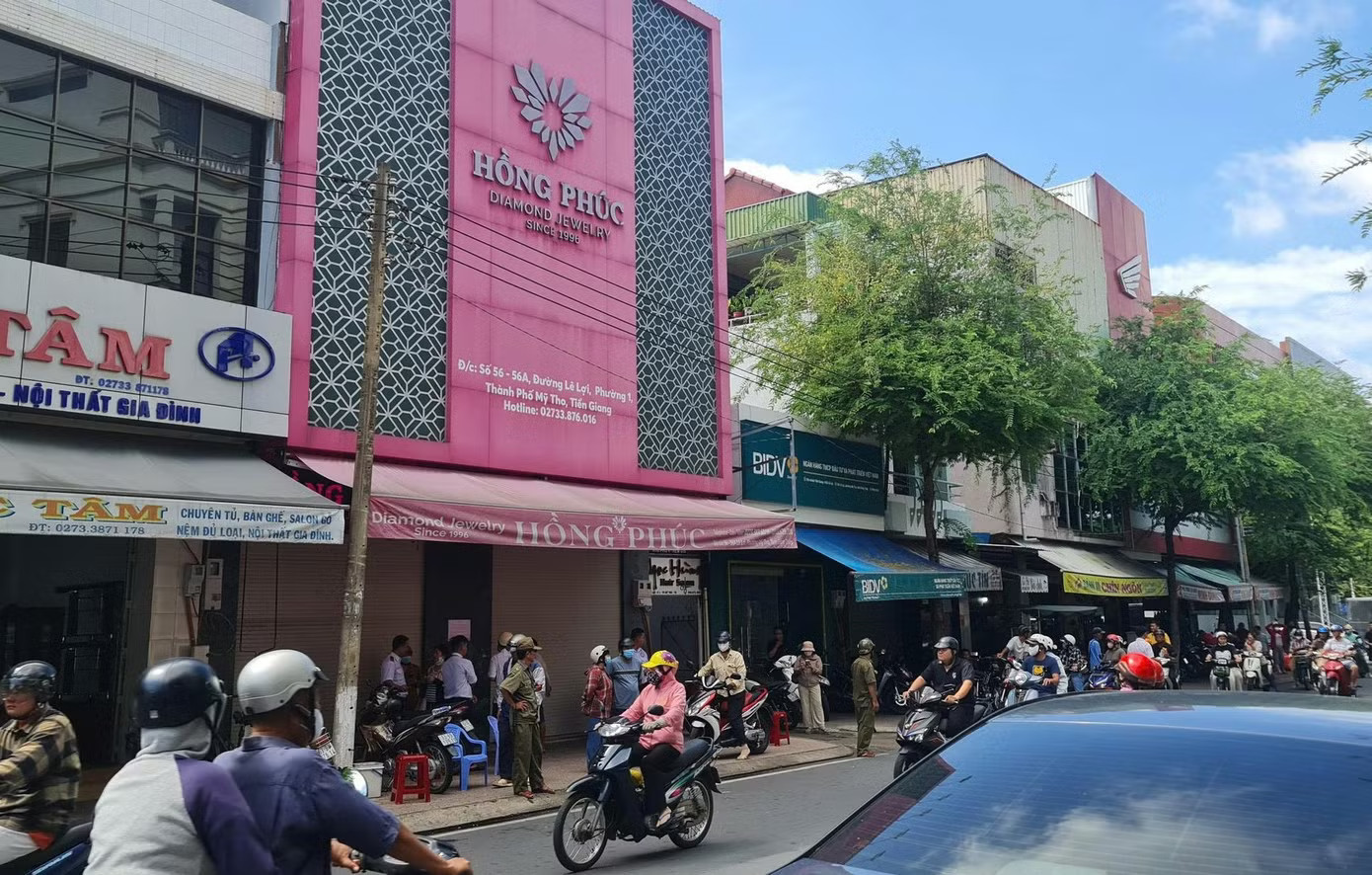 Nhiều người 'đứng ngồi không yên' vì tiệm vàng bất ngờ đóng cửa - Ảnh 1.