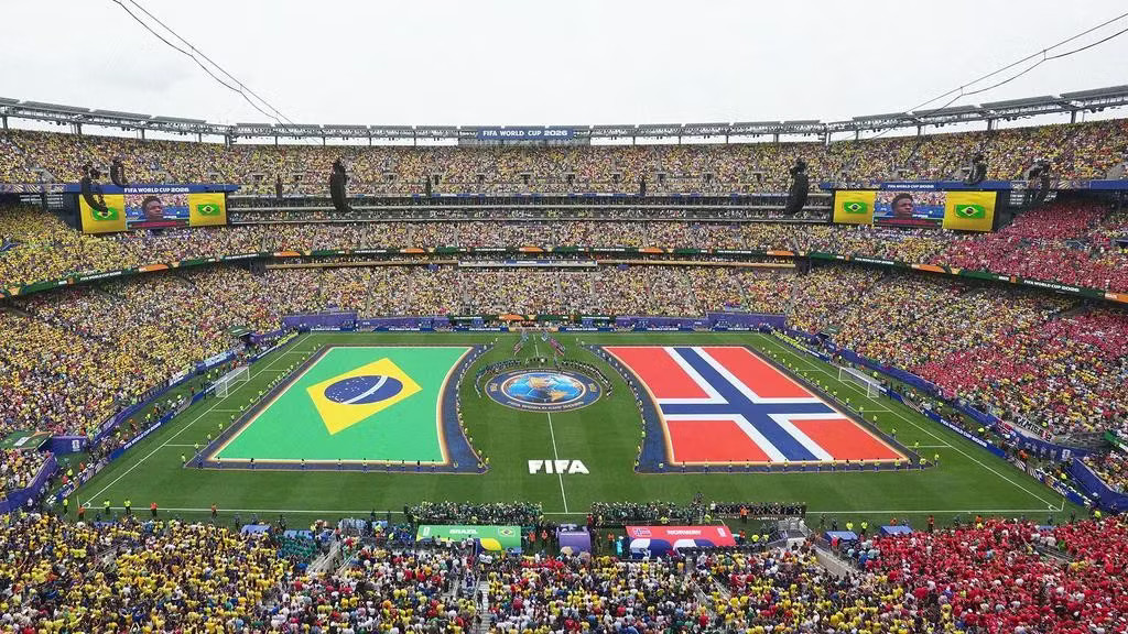 Giải đấu năm nay là kỳ World Cup đầu tiên áp dụng cơ chế giá vé linh hoạt (dynamic pricing). Ảnh: Fast Company. FIFA bán cả mặt sân cỏ chung kết World Cup để thu tiền - Ảnh 3.