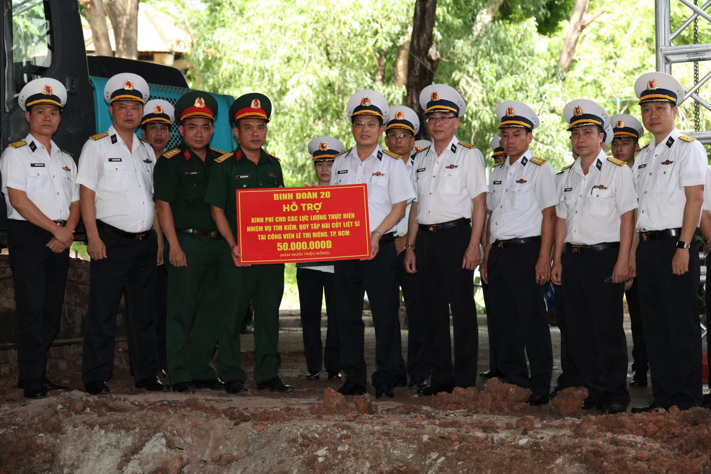 Nhiều đơn vị đã đến thăm, trao kinh phí hỗ trợ, động viên lực lượng tìm kiếm, quy tập hài cốt liệt sĩ. Ảnh: Ngô Tùng Đã tìm được 100 hài cốt liệt sĩ tại Công viên Lê Thị Riêng - Ảnh 3.