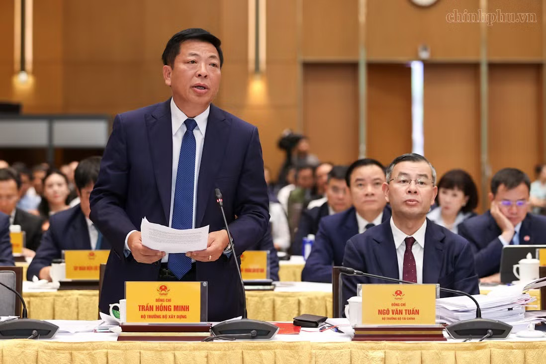 Bộ trưởng Xây dựng Trần Hồng Minh. Ảnh: VGP. Nữ chủ tịch tập đoàn kiến nghị 'nóng' về luồng vốn xanh - Ảnh 4.