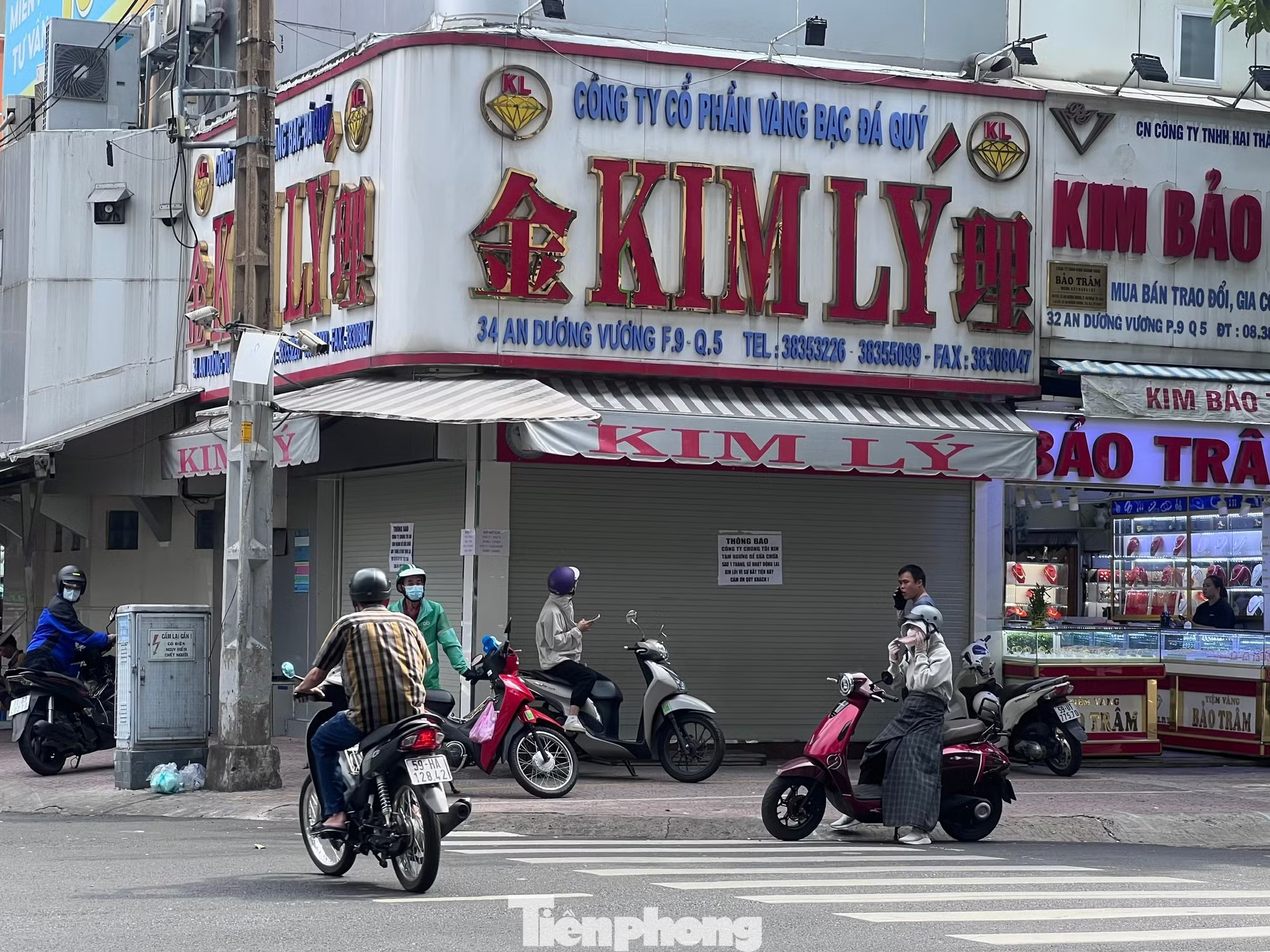Dù đã đóng cửa gần cả tuần nay, nhưng mỗi ngày đều có khá đông khách tìm đến bán vàng, kim cương. Khổ như đi bán kim cương: Tài sản tiền tỷ thành… cục đá - Ảnh 4.
