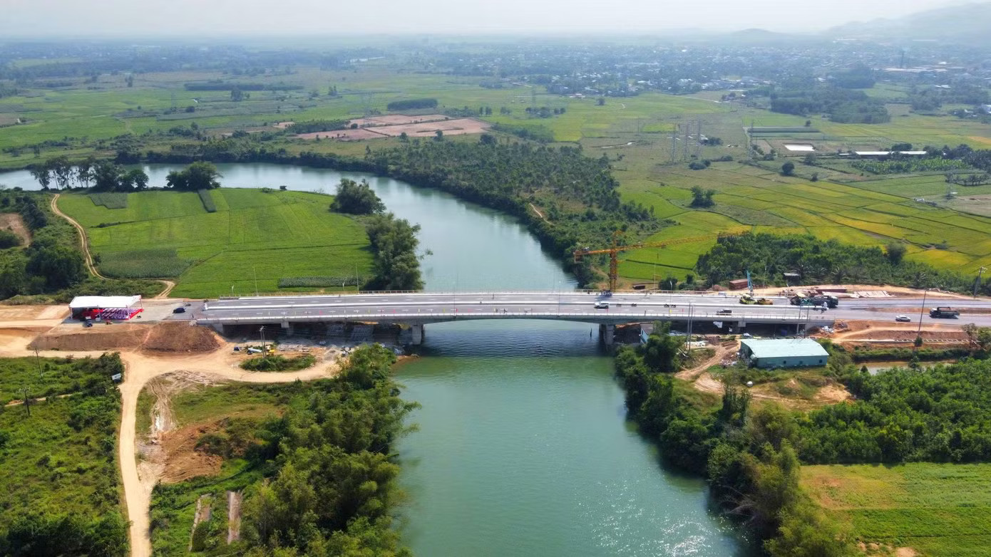 Cầu Quảng Đà đã xây xong nhưng đường dẫn vẫn dang dở. Đà Nẵng: 21 cây cầu 'nằm chờ' đường dẫn - Ảnh 1.