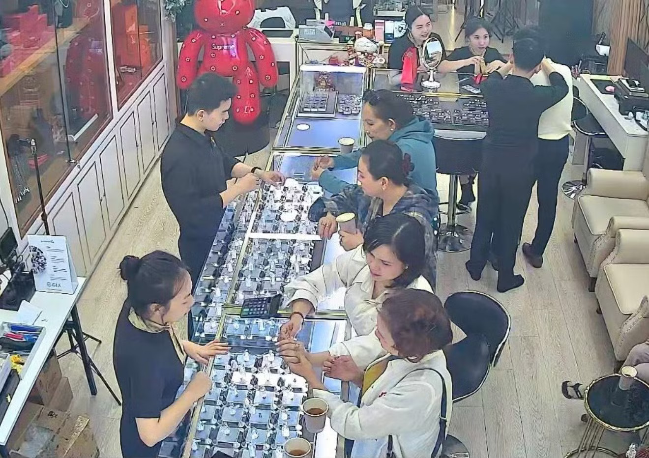 Cửa hàng Cao Hùng Diamond trong thời điểm đông khách (ảnh: FbDN). Ồ ạt đóng cửa hàng kim cương, điều gì đang xảy ra? - Ảnh 1.