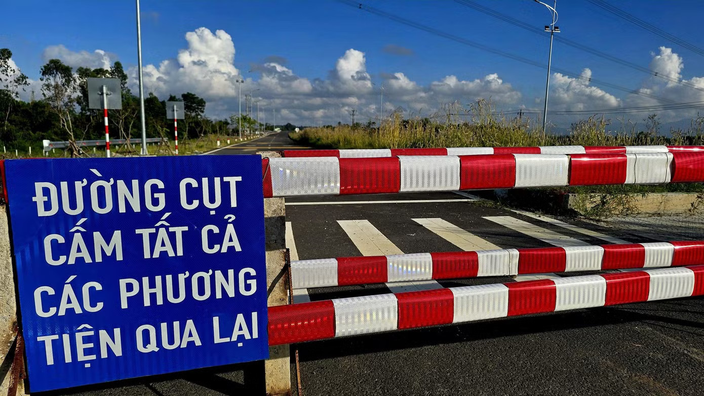 Điểm chung của hầu hết các công trình là phần cầu đã hoàn thành hoặc đạt khối lượng lớn, nhưng đường dẫn vẫn Đà Nẵng: 21 cây cầu 'nằm chờ' đường dẫn - Ảnh 2.