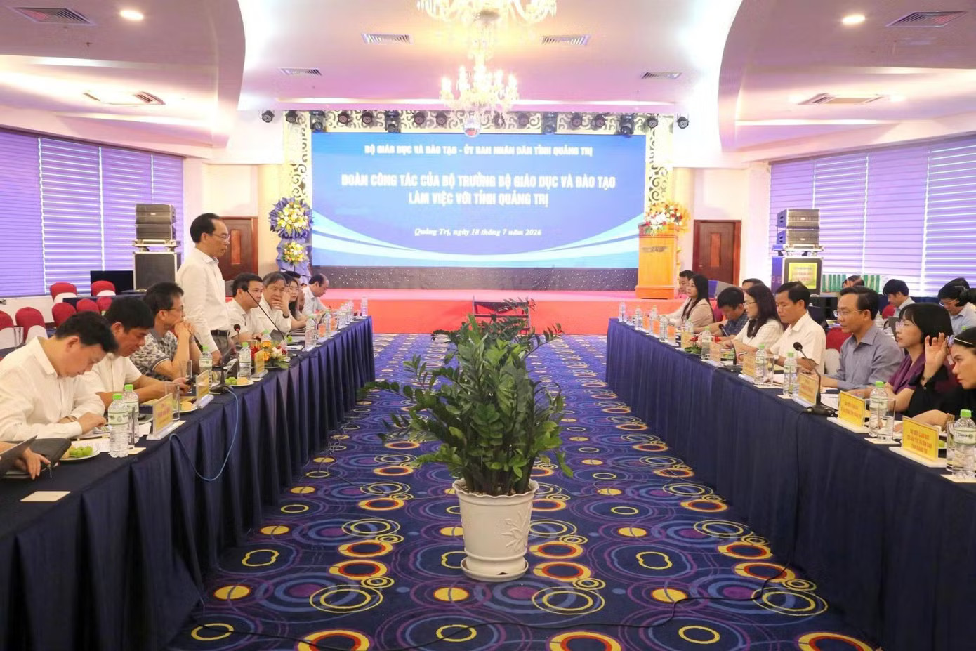 Đoàn công tác của Bộ trưởng Bộ GD&ĐT có buổi làm việc với tỉnh Quảng Trị. Gian lận thi ở Quảng Trị: Bộ trưởng Bộ GD&ĐT Hoàng Minh Sơn đã làm việc với UBND tỉnh - Ảnh 1.