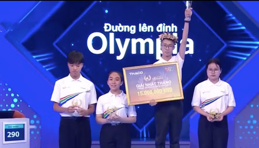 Đức Minh và Ngọc My (thứ nhất bên phải ảnh) sẽ cùng vào thi quý III Olympia 26. Nam sinh Hà Nội giành vòng nguyệt quế, vào thi quý Đường lên đỉnh Olympia - Ảnh 3.