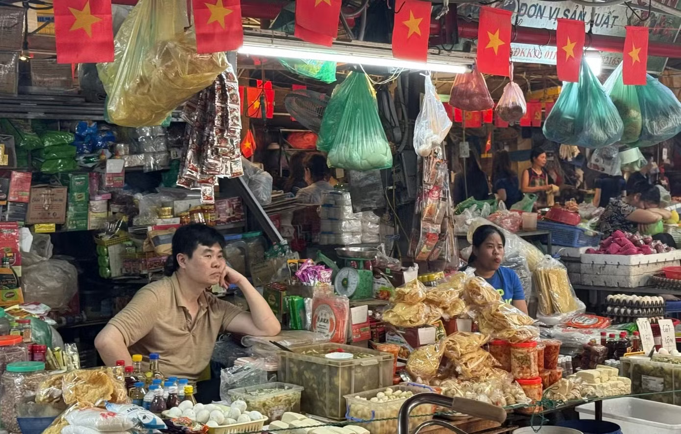 Hộ kinh doanh tại chợ truyền thống Hà Nội. Ảnh: TP. Đề xuất mới về việc lập hóa đơn - Ảnh 2.