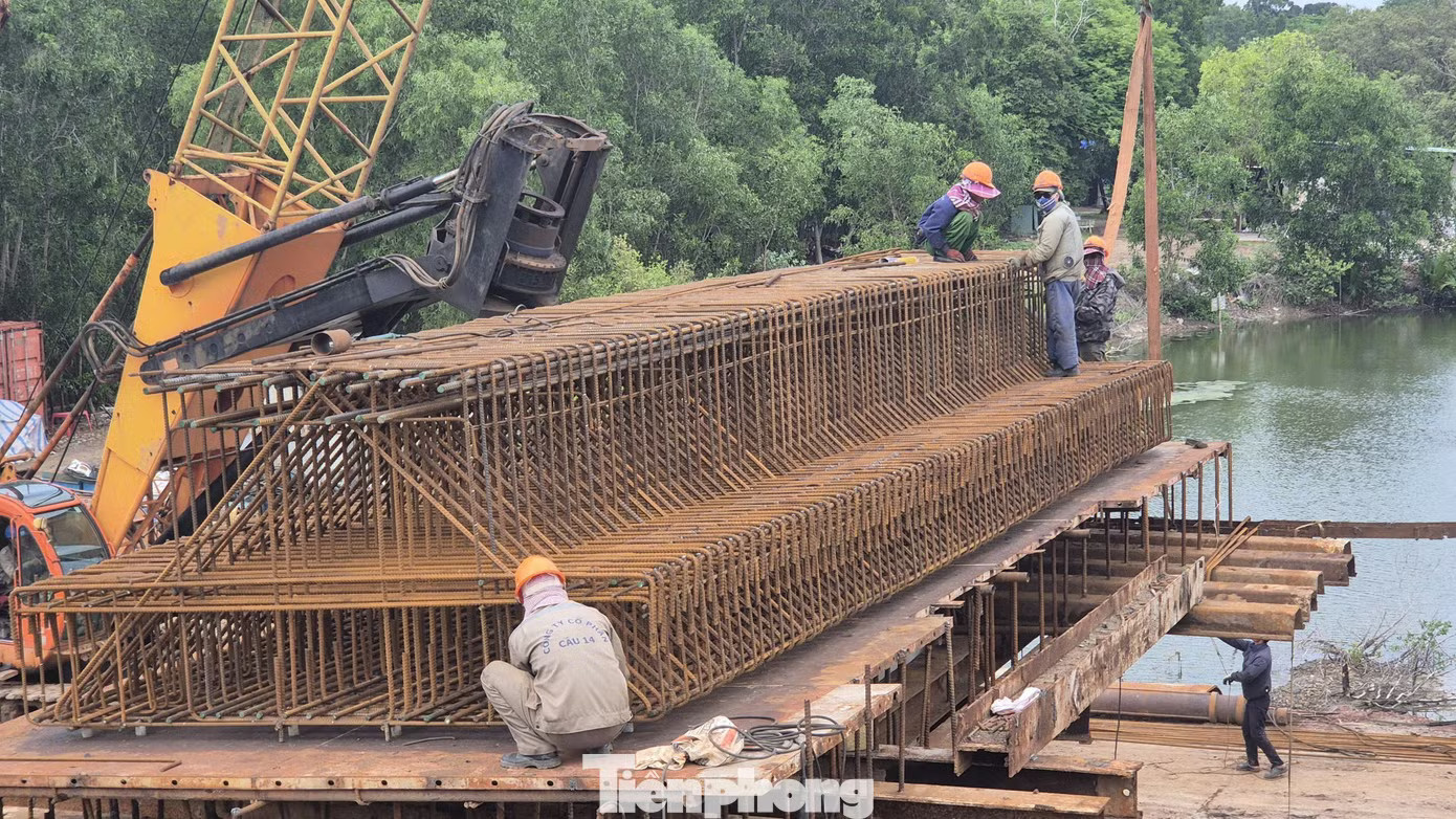 Các nhà thầu huy động tối đa nhân công, nguyên vật liệu đảm bảo thi công kịp tiến độ hoàn thành vào cuối năm 2026. Đường ven biển TPHCM - Lâm Đồng 'khát' vật liệu, mặt bằng - Ảnh 9.