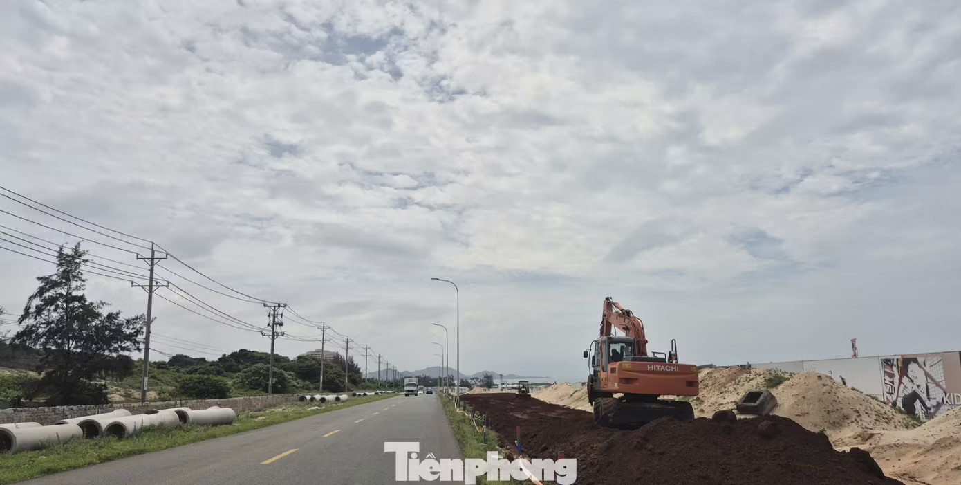 Nguồn đất san lấp cũng thiếu hụt, trong khi vẫn còn một số hộ dân và doanh nghiệp chưa bàn giao mặt bằng, khiến chủ đầu tư chưa thể bàn giao toàn bộ mặt bằng cho các nhà thầu triển khai đồng loạt. Mặc dù các nhà thầu đã nhiều lần kiến nghị với chủ đầu tư, đến nay những khó khăn này vẫn chưa được giải quyết dứt điểm. Đường ven biển TPHCM - Lâm Đồng 'khát' vật liệu, mặt bằng - Ảnh 7.