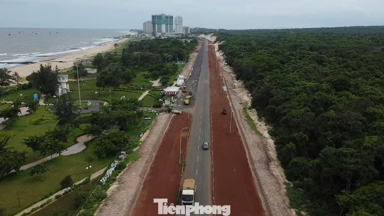 Dự án nâng cấp, mở rộng tuyến đường ĐT994 được chia thành nhiều dự án thành phần, trong đó có 5 dự án do Ban Quản lý dự án chuyên ngành giao thông và dân dụng (UBND TPHCM) làm chủ đầu tư. Dự án có chiều dài gần 77 km, tổng vốn đầu tư hơn 7.000 tỷ đồng. Đường ven biển TPHCM - Lâm Đồng 'khát' vật liệu, mặt bằng - Ảnh 1.