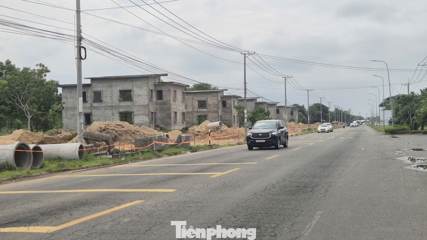 Nhiều doanh nghiệp vẫn chưa bàn giao mặt bằng khiến công tác thi công bị ảnh hưởng. Đường ven biển TPHCM - Lâm Đồng 'khát' vật liệu, mặt bằng - Ảnh 8.
