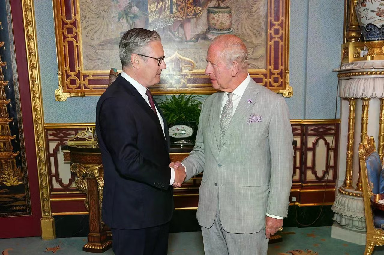 Ông Starmer chính thức đệ đơn từ chức lên Vua Charles. (Ảnh: PA) Phát biểu nhậm chức, tân Thủ tướng hứa mang lại bước ngoặt cho nước Anh - Ảnh 1.