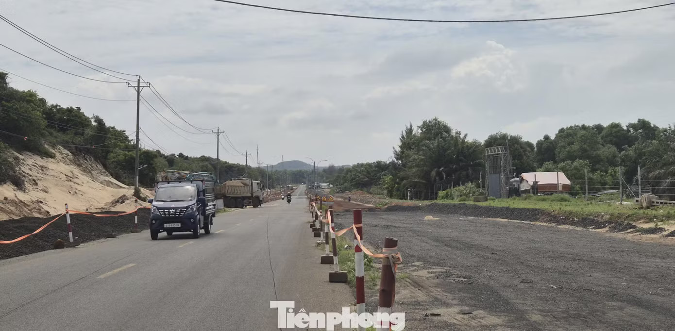 Đối với đoạn từ ngã ba Long Phù đến cầu Sông Ray và nhánh kết nối tỉnh lộ 44B, một số đoạn đã hoàn thành thảm nhựa và đưa vào khai thác, trong khi phần lớn còn lại đang thi công hệ thống cống thoát nước và san lấp mặt bằng. Đường ven biển TPHCM - Lâm Đồng 'khát' vật liệu, mặt bằng - Ảnh 3.