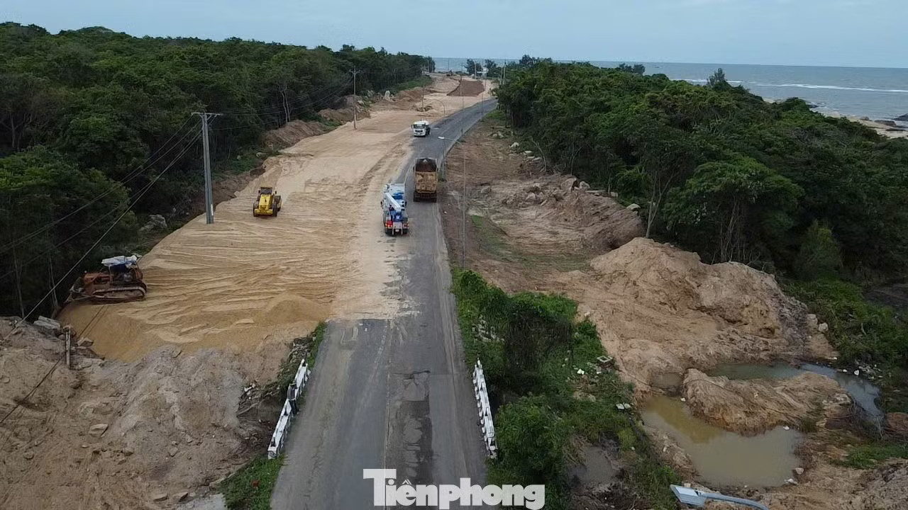 Trong khi đó, đoạn từ Khu du lịch nghỉ dưỡng cao cấp Trung Thủy đến quốc lộ 55 (xã Bình Châu) đang được triển khai các hạng mục san lấp nền đường và xây dựng hệ thống thoát nước. Đường ven biển TPHCM - Lâm Đồng 'khát' vật liệu, mặt bằng - Ảnh 5.