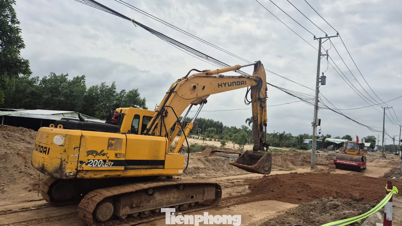 Theo nhà thầu dự án thi công từ cầu Sông Ray đến Khu du lịch nghỉ dưỡng cao cấp Trung Thủy, đơn vị đã huy động tối đa máy móc, thiết bị và nhân lực để bảo đảm tiến độ. Tuy nhiên, nhiều vướng mắc vẫn chưa được tháo gỡ. Nguồn đá xây dựng khan hiếm, giá bán tại các mỏ được cấp phép cao hơn mức công bố của Sở Xây dựng TPHCM. Đường ven biển TPHCM - Lâm Đồng 'khát' vật liệu, mặt bằng - Ảnh 6.