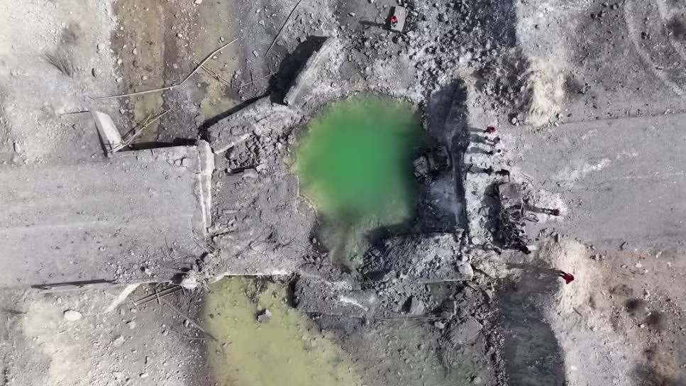 Thiệt hại do các cuộc không kích của Mỹ gây ra đối với các cây cầu ở Bandar Khamir, Iran. Xung đột Mỹ - Iran có nguy cơ vượt khỏi tầm kiểm soát - Ảnh 1.