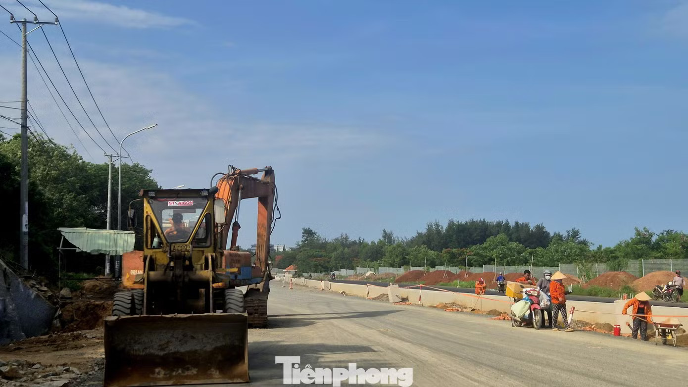 Nhiều tháng qua, trên công trường tuyến đường ven biển TPHCM - Lâm Đồng (ĐT994), các nhà thầu đang khẩn trương thi công nhiều hạng mục nhằm đẩy nhanh tiến độ dự án. Đến nay, một số dự án thành phần đã hoàn thành và đưa vào khai thác, còn một số đoạn như tại đoạn từ ngã ba Lò Vôi đến cổng Khu du lịch Thùy Dương (xã Long Hải và xã Phước Hải), các nhà thầu đang triển khai thảm nhựa mặt đường và thi công vỉa hè. Đường ven biển TPHCM - Lâm Đồng 'khát' vật liệu, mặt bằng - Ảnh 2.