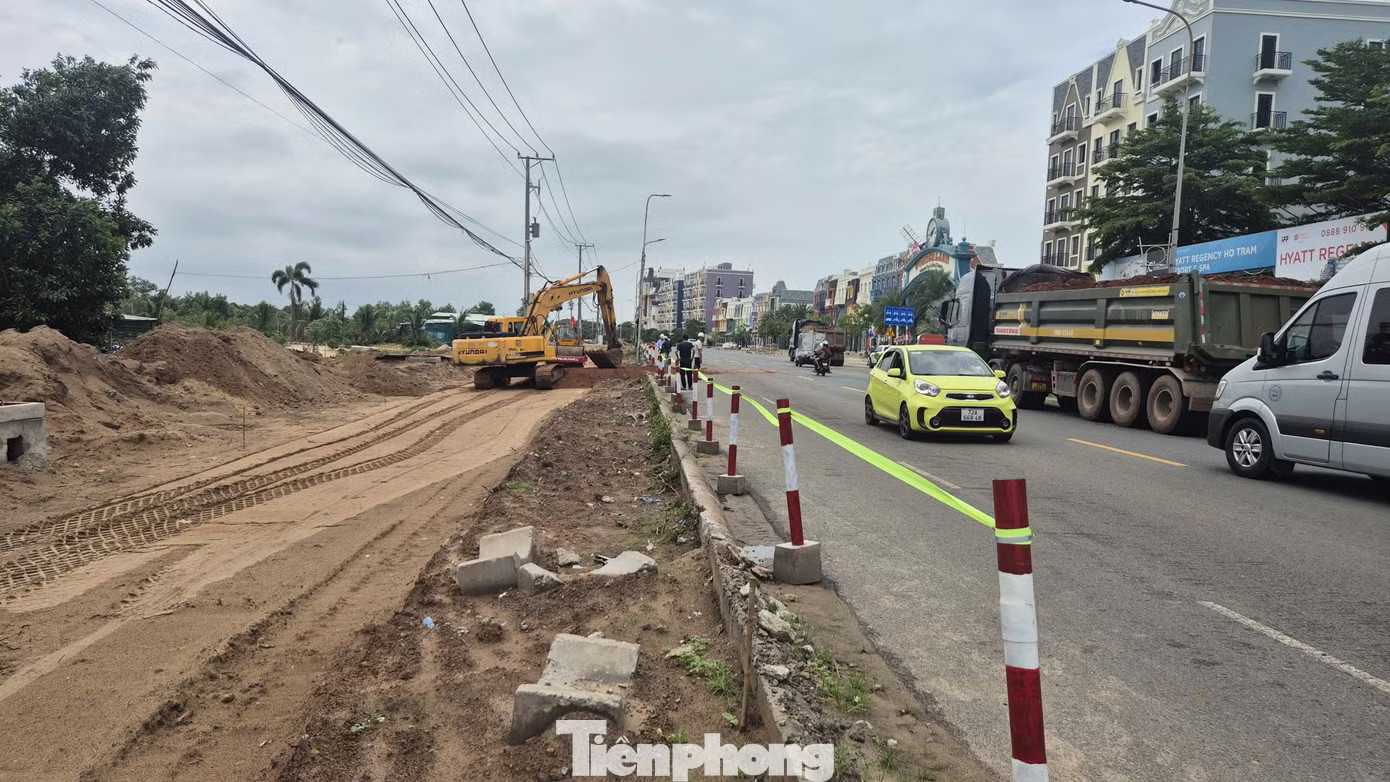 Riêng đoạn từ cầu Sông Ray đến Khu du lịch nghỉ dưỡng cao cấp Trung Thủy (xã Hồ Tràm), các nhà thầu đang tăng tốc thi công theo tiến độ bàn giao mặt bằng. Tuy nhiên, việc thiếu nguồn vật liệu xây dựng đang ảnh hưởng không nhỏ đến tiến độ của gói thầu. Đường ven biển TPHCM - Lâm Đồng 'khát' vật liệu, mặt bằng - Ảnh 4.