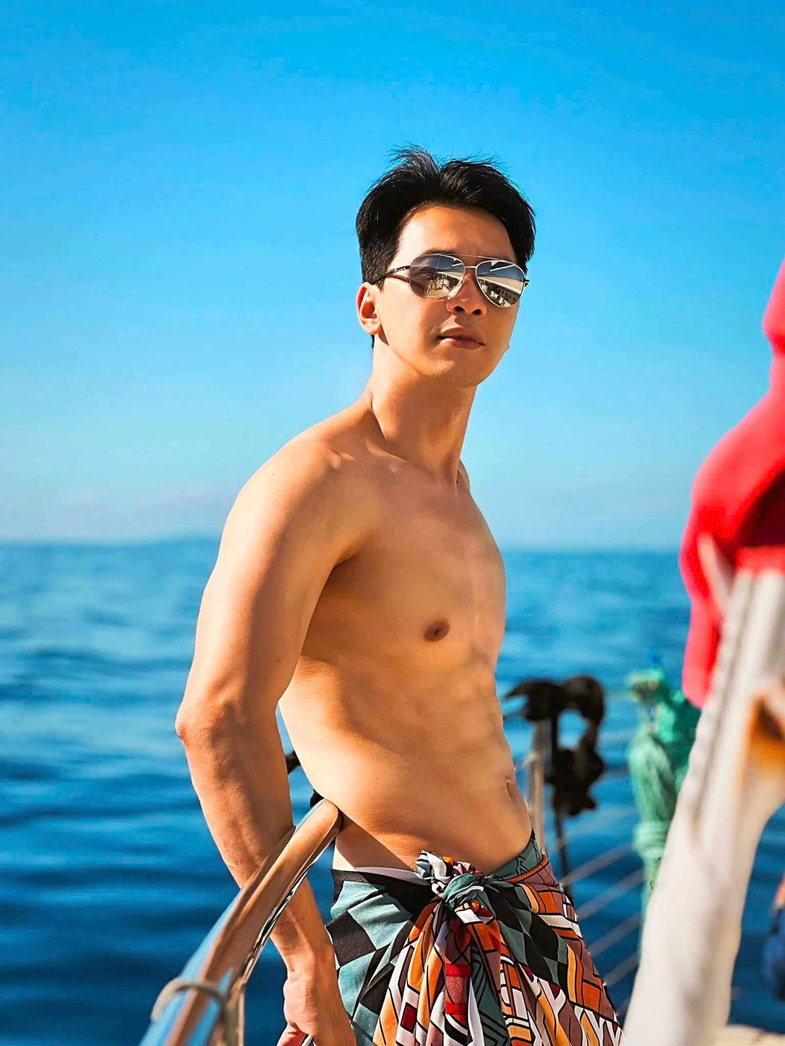 Chủ tịch ACB Trần Hùng Huy khoe cơ bụng 6 múi, than thở lịch trình 'họp 3 ngày từ sáng đến tối' - Ảnh 2.