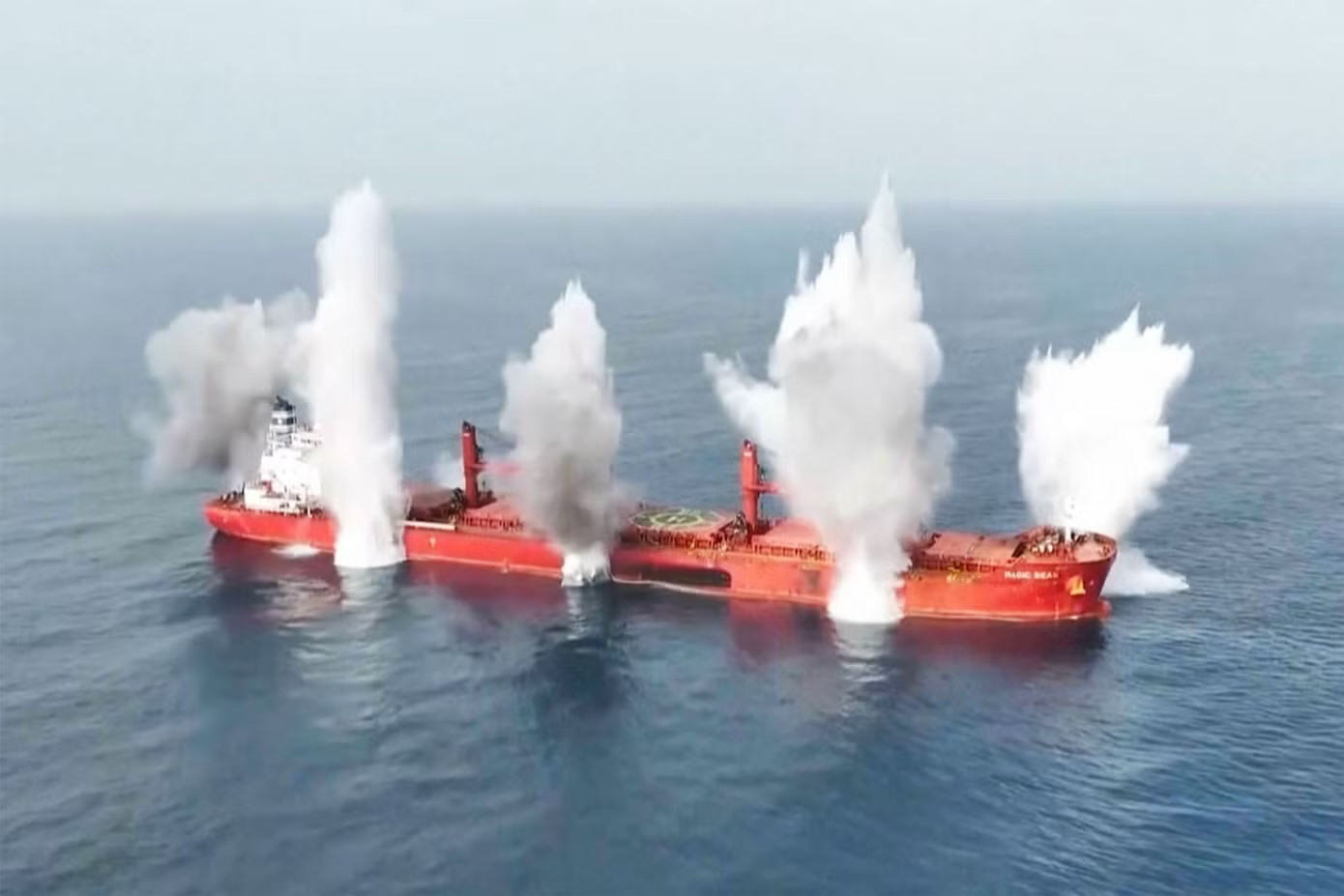Video do Houthi ở Yemen công bố năm 2025 cho thấy khoảnh khắc họ tấn công tàu chở hàng rời mang cờ Liberia, thuộc sở hữu của Hy Lạp, có tên là Magic Seas. Ảnh cắt từ video: CBS News. Phong tỏa Bab el-Mandeb có thể châm ngòi cú sốc kinh tế toàn cầu mới - Ảnh 4.