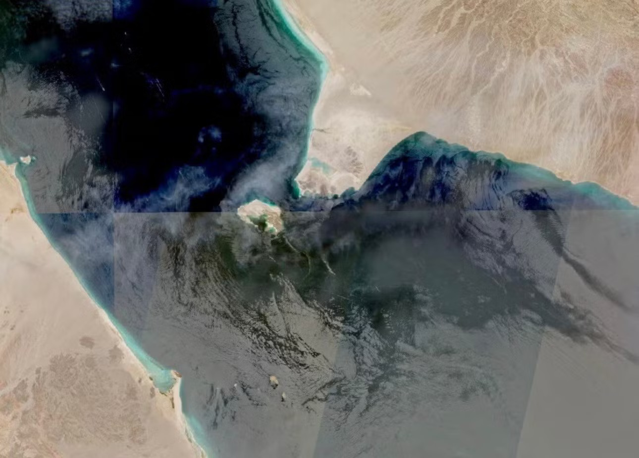 Ảnh vệ tinh chụp eo biển Bab el Mandeb. (Ảnh: Reuters) Houthi cảnh báo các hãng vận tải tránh xa cảng Ả-rập Xê-út - Ảnh 1.