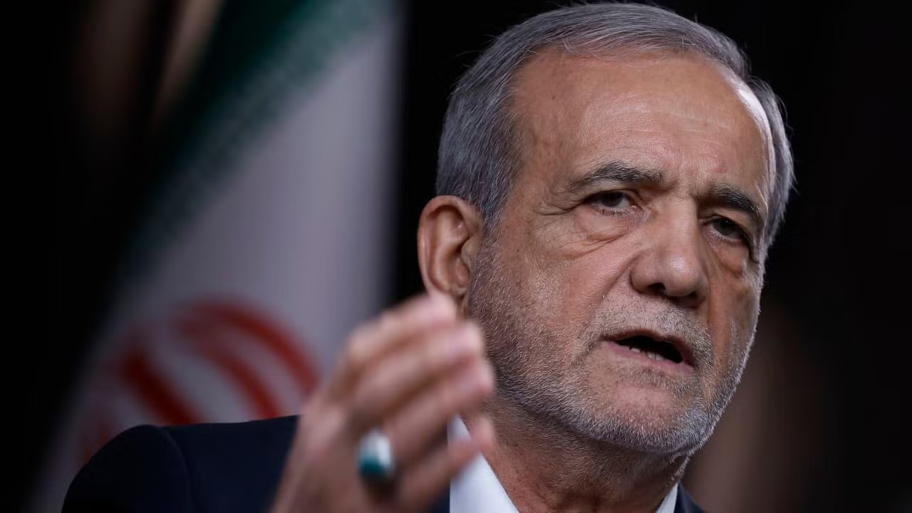 Tổng thống Iran Masoud Pezeshkian. (Ảnh: Getty Images) Iran tuyên bố đang trong 'cuộc chiến toàn diện' với Mỹ - Ảnh 1.
