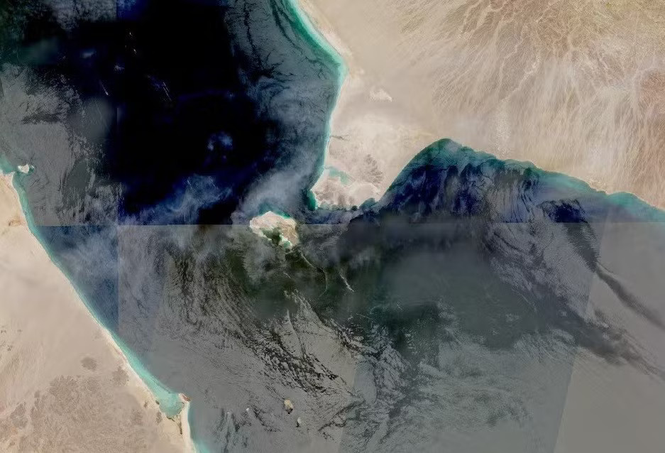 Hình ảnh vệ tinh cho thấy eo biển Bab el Mandeb, một tuyến đường thủy quan trọng và là cửa ngõ vào Biển Đỏ, khi Iran đe dọa sử dụng đồng minh Houthi ở Yemen để đóng cửa cửa ngõ Bab el-Mandeb vào Biển Đỏ, trong bức ảnh được cung cấp ngày 12/7/2026. Ảnh: Nasa Worldview. Phong tỏa Bab el-Mandeb có thể châm ngòi cú sốc kinh tế toàn cầu mới - Ảnh 3.