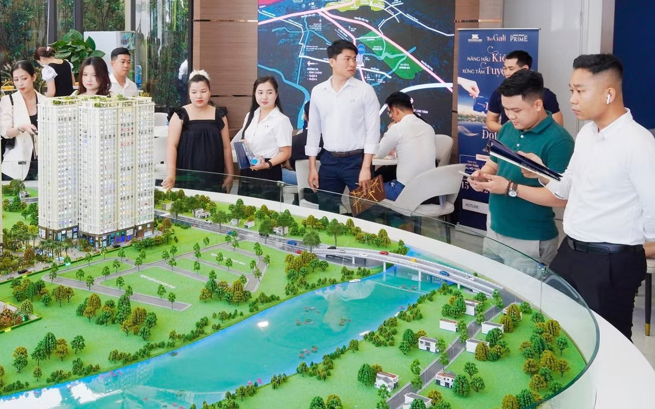 Tâm lý người mua nhà vẫn duy trì sự thận trọng nhất định. Ảnh: KHL. Lãi suất tăng khiến người mua bất động sản thận trọng - Ảnh 3.