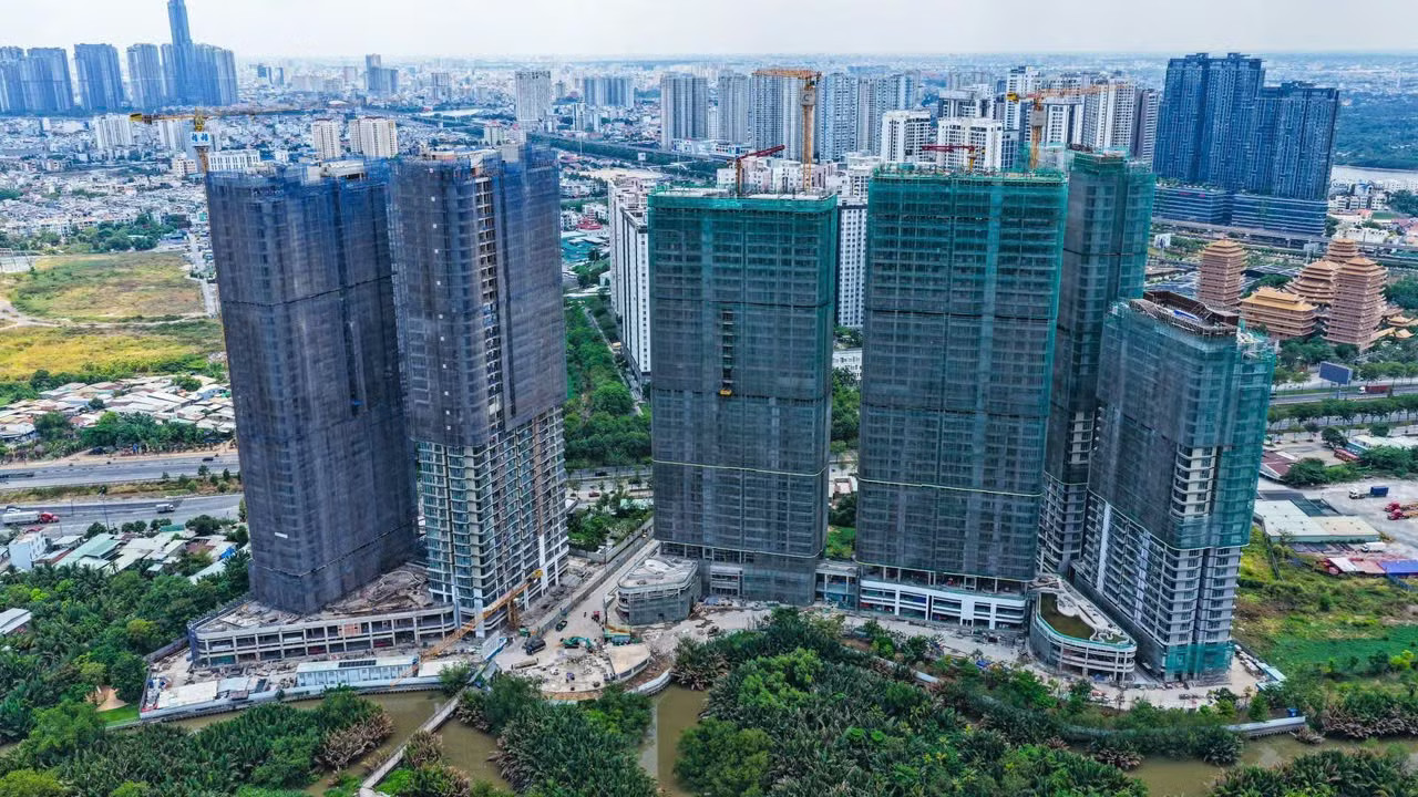Thị trường bất động sản TPHCM sau sáp nhập ghi nhận gần 12.000 căn hộ sơ cấp mở bán mới. Lãi suất tăng khiến người mua bất động sản thận trọng - Ảnh 2.