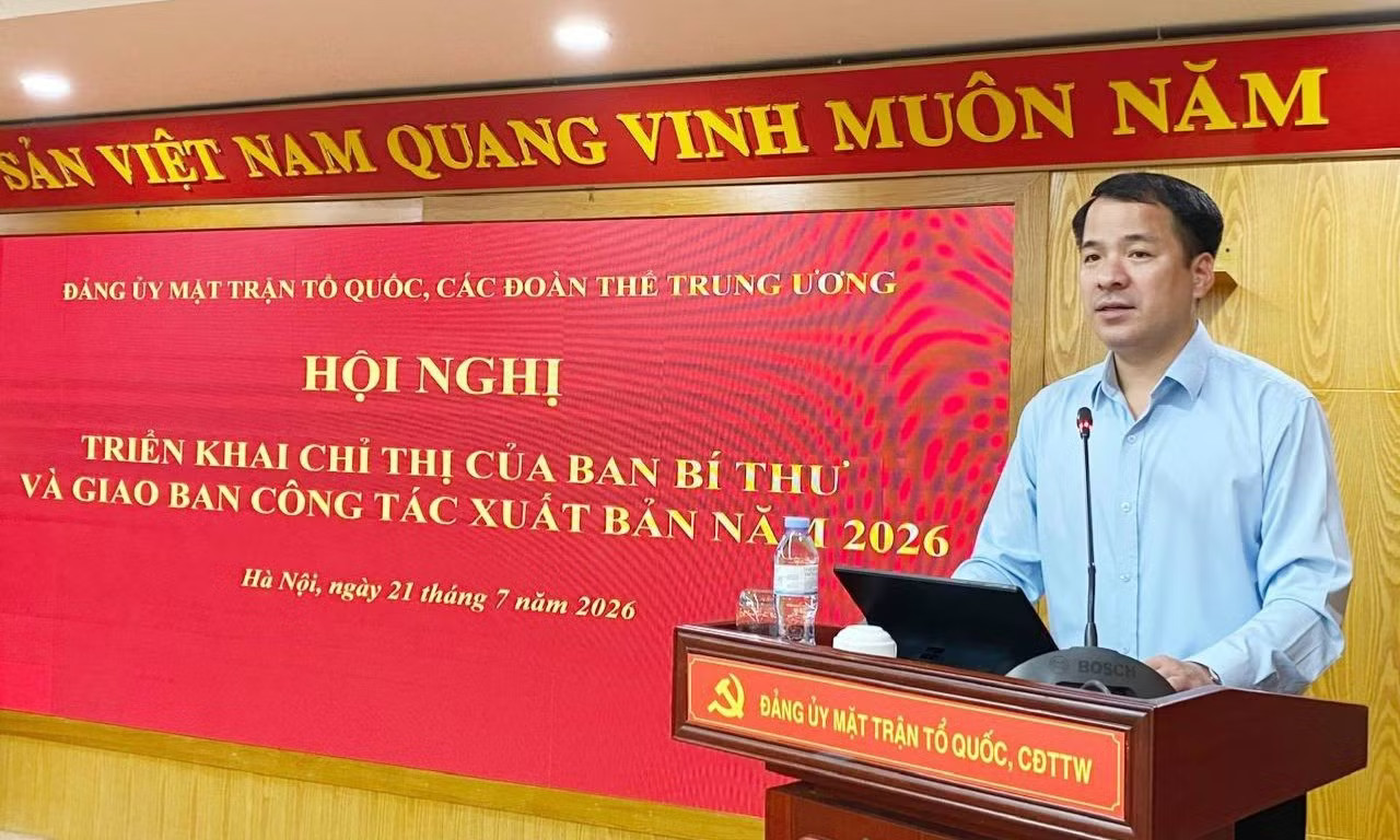 Ông Ngô Văn Cương, Phó Bí thư Đảng ủy MTTQ, các đoàn thể Trung ương phát biểu. Ảnh: Trường Phong. Rà soát tổng thể việc xuất bản sách, truyện liên quan đến lãnh tụ của Đảng và Nhà nước - Ảnh 1.