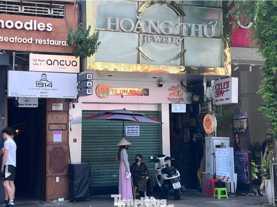 Tiệm kim cương Hoàng Thứ Jewelry gần chợ Bến Thành cũng thông báo Đóng cửa hàng loạt, nhiều tiệm kim cương ở TPHCM đổ lỗi cho khách hàng - Ảnh 5.