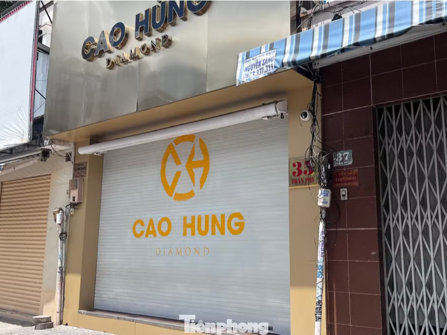 Cao Hùng Diamond trên đường Trần Phú (phường Chợ Quán) cũng thông báo tạm ngưng hoạt động - thu đổi trong thời gian 2 tuần. Đồng thời sẽ thông báo ngày tiếp nhận thu đổi trở lại trên fanpage sau. Theo nơi này, do lượng khách hàng đến thu đổi tăng và mong muốn được xử lý ngay lập tức, điều này khiến cửa hàng rơi vào tình trạng quá tải ngoài khả năng kiểm soát, không nghe kịp điện thoại cũng như không trả lời kịp tin nhắn, phía cửa hàng rất áp lực. Dù khẳng định Đóng cửa hàng loạt, nhiều tiệm kim cương ở TPHCM đổ lỗi cho khách hàng - Ảnh 7.