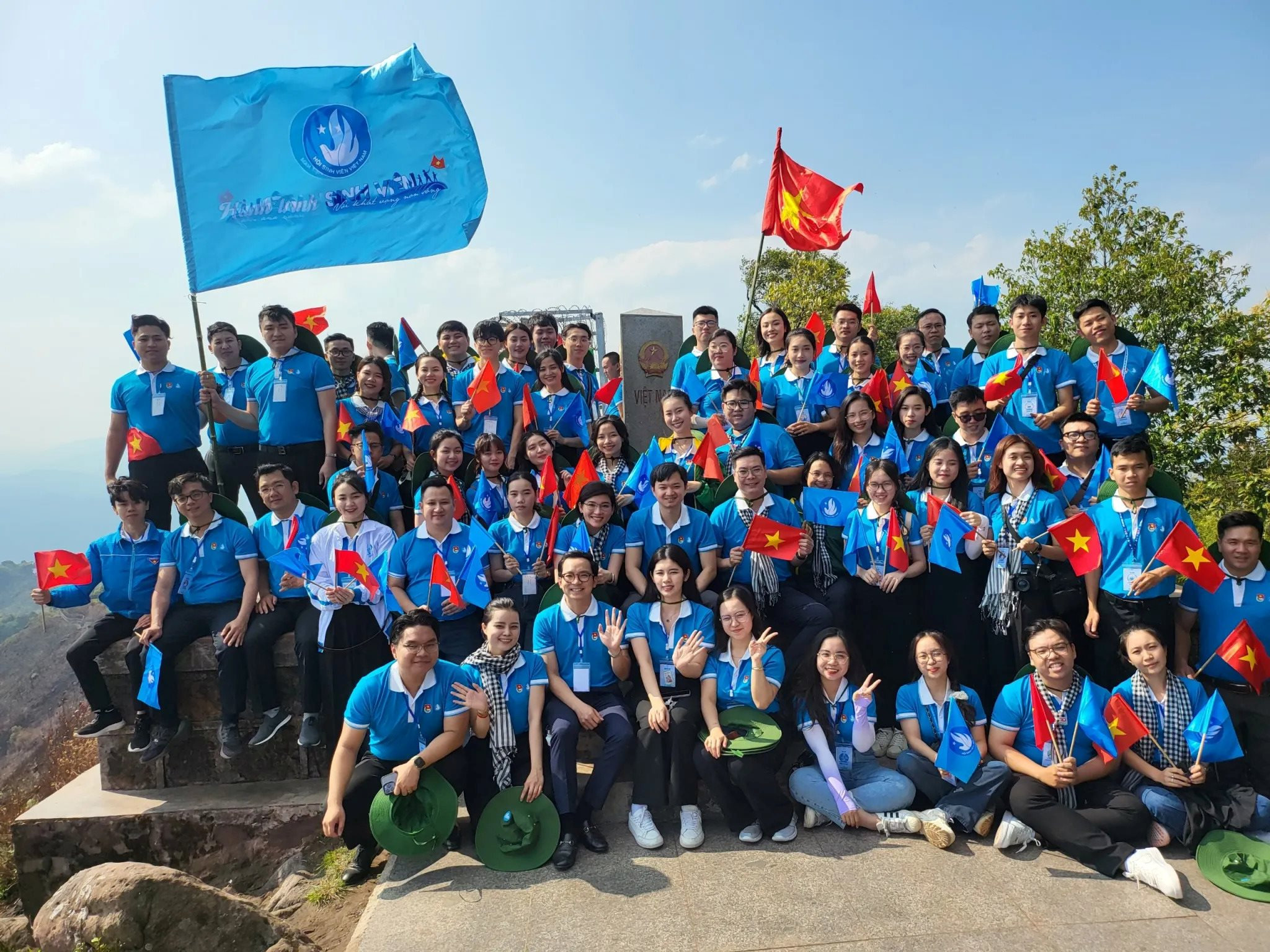 cac-ban-tre-hao-hung-hat-ca-o-chan-cot-moc-a-pa-chai-phan-linh.jpg