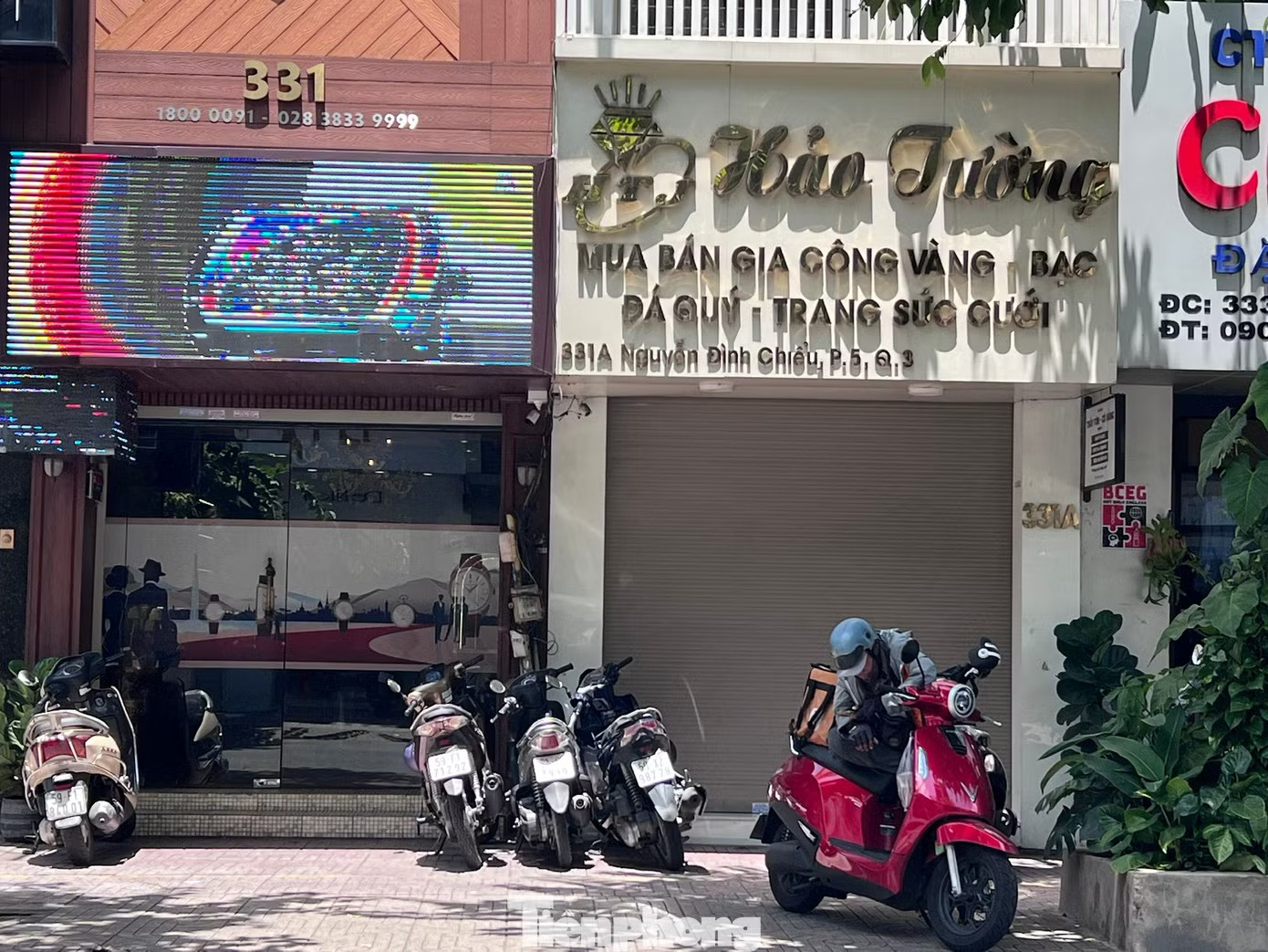 Những con phố chuyên kinh doanh vàng bạc, đá quý từng rất sầm uất tại TPHCM đã trở nên đìu hiu khi các tiệm vàng, kim cương thi nhau đóng cửa Đóng cửa hàng loạt, nhiều tiệm kim cương ở TPHCM đổ lỗi cho khách hàng - Ảnh 11.